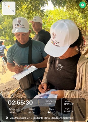 Dos personas firmando el acuerdo de corresponsabilidad por los insumos entregados