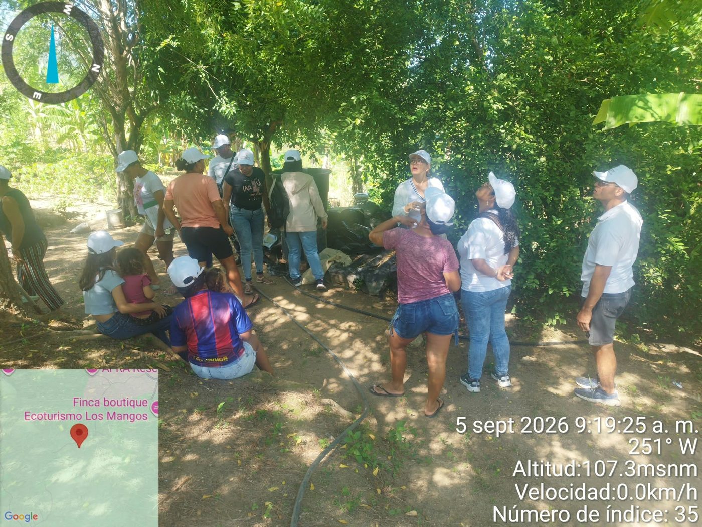 Grupo de participantes en recorrido técnico junto a un tanque de almacenamiento bajo un árbol grande