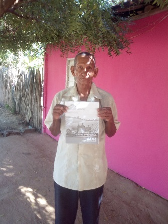 Productor rural mostrando su Plan de Manejo de la Unidad Productiva entregado por AGRODASIN y la ADR